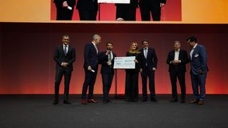 Die irmos technologies AG hat die Swiss Innovation Challenge 2023 gewonnen (von links nach rechts): Beat Röthlisberger, BLKB, Moderator Rainer Maria Salzgeber, Panagiotis und Anastasiia Martakis, irmos technologies, Bundesrat Albert Rösti, Arie Verkuil, FHNW, Wirtschaftskammerdirektor Christoph Buser. (Bild: SIC)