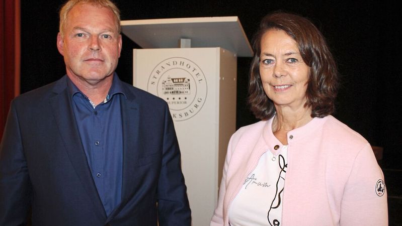 Obermeister der Kfz-Innung Flensburg Stadt und Land, Günther Brodersen, mit Gastrednerin und Präsidentin Nina Eskildsen(Bild:  Kfz-Gewerbe Schleswig-Holstein)