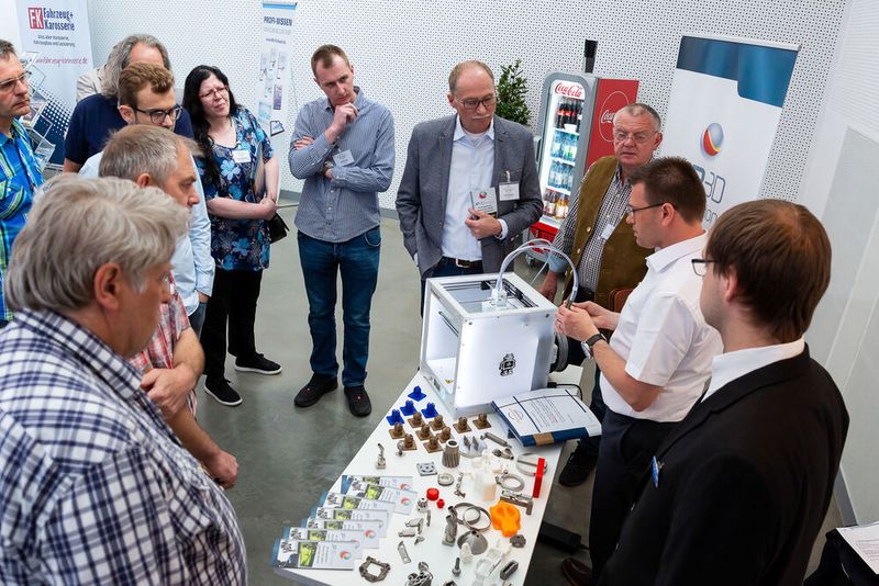 Interessierte Blicke und Fragen: Der Stand von JP 3D Tec Vision war allzeit gut besucht. Kein Wunder, schließlich bietet der 3D-Druck immense Möglichkeiten. (Stefan Bausewein)
