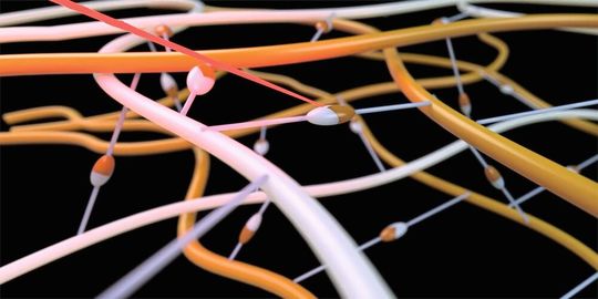 Trifft der Laser (roter Strahl) auf das Crosslinkermolekül (weisslich), verknüpft sich dieses mit den umliegenden Polymerfäden (orange). (Grafik: Sven Gautschi / ETH Zürich)