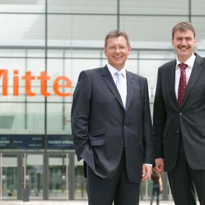 Dr. Roland Fleck (li.) und Peter Ottmann, CEOs der Nürnberg Messe Group: „In der Metropolregion Nürnberg eine neue Messe für die Herstellung von medizintechnischen Produkten zu platzieren, ist eine folgerichtige Entscheidung.“