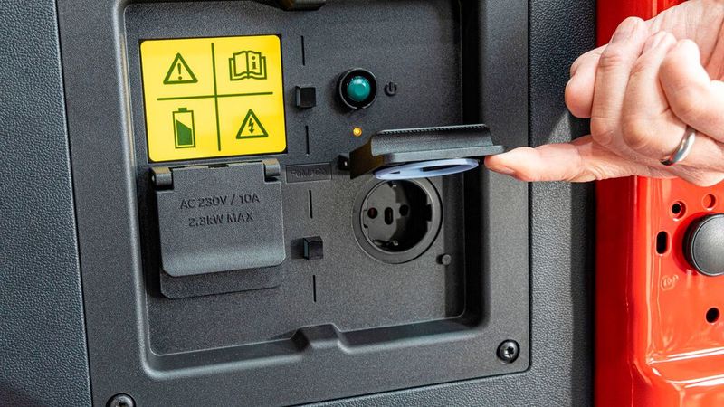 Diverse USB- und 12V-Schnittstellen sind ebenso vorhanden wie 230V-Steckdosen, an die sich externe Verbraucher wie Laptops oder Ladegeräte anschließen lassen. (Bild: VW)