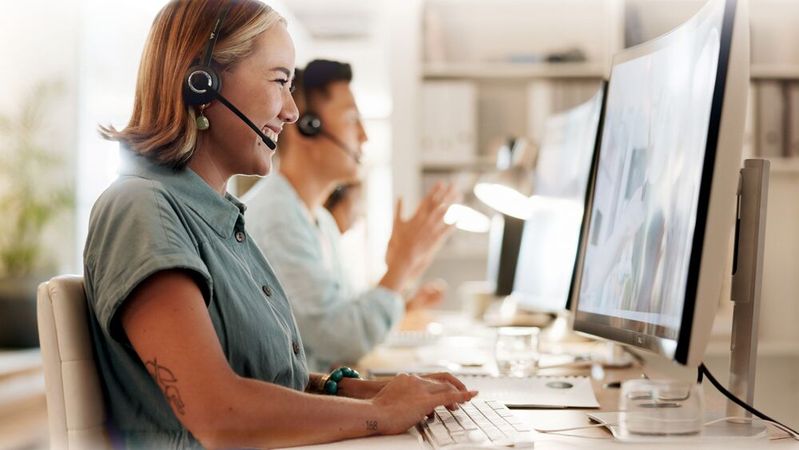 Die meisten Interessenten wollen telefonischen Kontakt zum Unternehmen. Die hohe Kunst besteht darin, dafür zu sorgen, dass kein Anruf verloren geht. (Bild:  David Lahoud/peopleimages.com - adobe.stock.com)