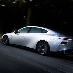 Äußerlich fällt der P7 durch die Abwesenheit von Ecken und Kanten auf.(Bild:  Xpeng)