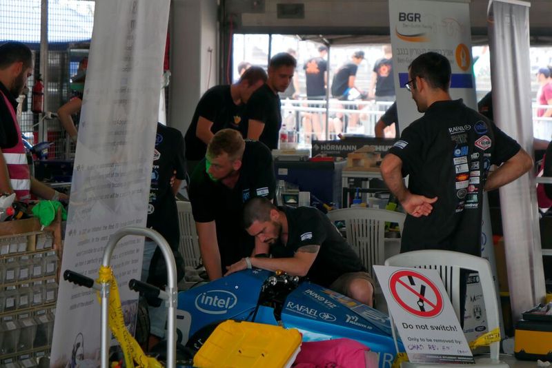 Roee Yanai (rechts) überwacht die Arbeit seines Teams.  (Bild: Sandro Kipar/VCG)