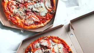 Die Zwei-Pizza-Regel nach Jeff Bezos: Es sollten nur so viele Menschen an einem Meeting teilnehmen wie von zwei Pizzen satt werden. (Bild: gemeinfrei)