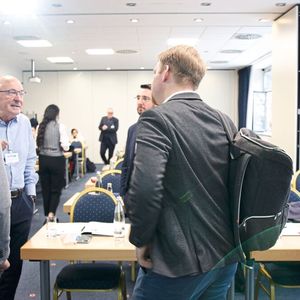 Prof. Welsch diskutierte auch nach seiner Keynote mit Praxistag-Teilnehmern.(Bild:  LABORPRAXIS/Dietz)