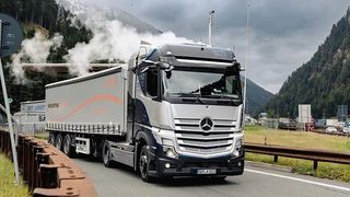 Daimler Truck hat mit dem Prototypen seines Brennstoffzellen-Lkw „GenH2“ die erste erfolgreiche Höhentestfahrt über den Brenner absolviert. (Bild: Daimler Truck)