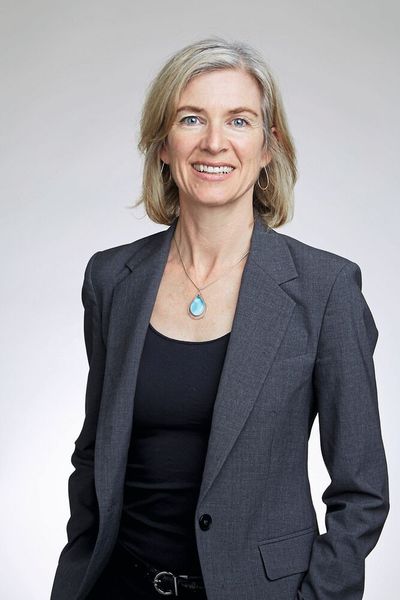 ...und Jennifer A. Doudna (USA) für die Entwicklung einer Genschere zur gezielten Erbgut-Veränderung.  (Bild: hoto of Jennifer Doudna, an American biochemist  / The Royal Society / CC BY-SA 3.0)