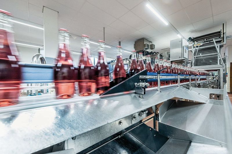 Fruchtseccos rasen durch die Abfüllanlage. (KSB)