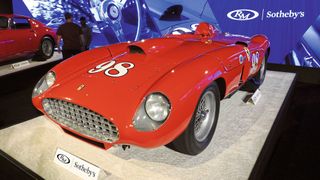 Bei einer Auktion im Rahmen der Monterey Car Week 2022 erzielte dieser 1955er Ferrari 410 Sport Spider einen Erlös von stolzen 22 Millionen Dollar. Gerade einmal drei Stück des 12-Zylinder-Rennwagens wurden gebaut. (Bild: Classic Analytics)