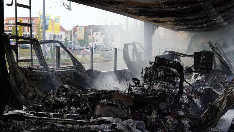 Von den in Brand geratenen Fahrzeugen blieb kaum etwas übrig. (Bild: Feuerwehr der Stadt Butzbach)