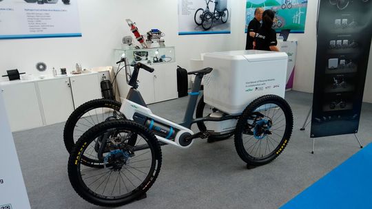 Der E-Antrieb bekommt seinen Strom aus einer Brennstoffzelle, die aus einem kleinen Tank mit Wasserstoff versorgt wird.(Bild:  sp-x / Mario Hommen)