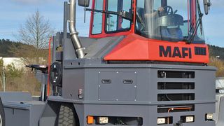 Der HD 445 wird überall dort eingesetzt, wo schwere Lasten zu transportieren sind. (Bild: Mafi)