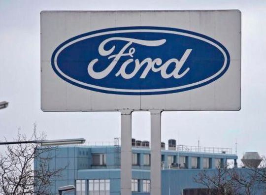 Der Ford-Standort Köln verkleinert sich personell schon seit einiger Zeit. Auch der Switch zu Elektroautos fruchtete nicht so gut, wie erwartet. Jetzt verbreiten sich Gerüchte, dass das Management Teile des Werks veräußern will.(Bild:  Ford)