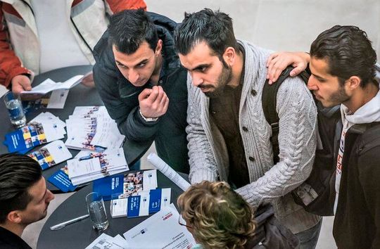 In Deutschland kriselt die Wirtschaft durch den Fachkräftemangel. Jetzt werden die ersten Rufe laut, Einwanderer schneller ins Land zu lassen, damit es nicht zum Äußersten kommt. Hier die Details.(Bild:  image/Lichgut)