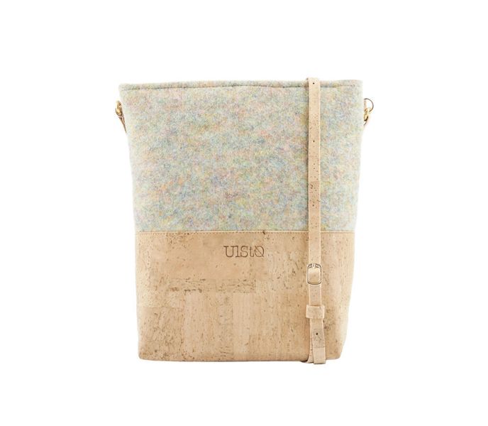 Kork und Filz sind die nachhaltigen Rohstoffe, die Uisto für seine Taschen nutzt. Bei der Herstellung des Modells Pectina Konfetti nimmt man Filz, der aus recycelten PET-Flaschen gewonnen wird. (Uisto)