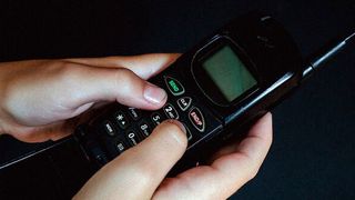 Bevor Smartphones und mit ihnen Messenger-Apps im großen Stil den Markt eroberten, waren Handys wie dieses verbreitet – SMS konnte man damit bereits versenden. (Bild: gemeinfrei)