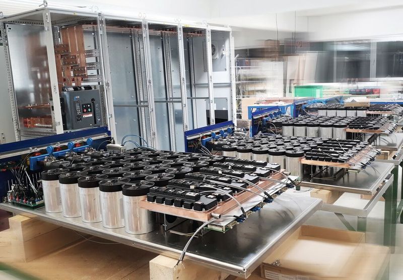 Kondensatoren und DC-Link-Verbindungen von Mersen bewähren sich seit vielen Jahren in den Schweißinvertern von Ibp – im Bild die Produktion von Ibp. (Bild: Ibp Industrie Electronic)