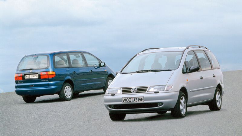 Apropos Qualität: Mit der war es auch beim Gemeinschaftsprojekt Volkswagen Sharan/Ford Galaxy nicht zum Besten bestellt. Beiden Unternehmen waren die Entwicklungskosten und Investitionen in das nötige neue Werk zu hoch, um sie allein zu tragen. Sie gründeten daher in Palmela (Portugal) die Firma Autoeuropa Automóveis, Lda., an der sich beide zur Hälfte beteiligten. Hier entstand ab 1996 auch der Alhambra als Seat-Derivat. Ein Erfolg wurden dennoch alle drei, bot das Van-Konzept doch unbestreitbar Vorteile. (Bild: Volkswagen AG)