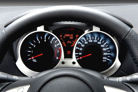Ohne Schnörkel: Klares Design prägt die gut ablesbaren Rundinstrumente des Nissan Juke. (Archiv: Vogel Business Media)