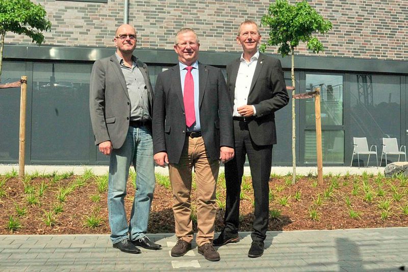 Gemeinsam unter einem Dach: (v. li.)  Frank Döring (Bundesinnungsmeister Zweirad), Heinz-Georg Mors (Land- und Baumaschinentechnik NRW) und Frank  Mund (Kfz-Gewerbe Nordrhein-Westfalen). (Zietz/»kfz-betrieb«)