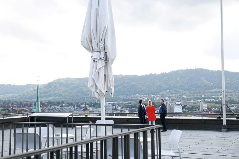 Nach einer abschliessenden Diskussionsrunde genossen die Gäste einen Apéro riche und die hervorragende Aussicht auf die Stadt Zürich. (Dr. Acél & Partner)