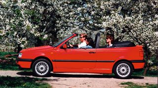 Das Carbiolet des Golf 1 produzierte Volkswagen ganze 14 Jahre lang – ein Golf 2 Cabriolet gab es nicht. Erst 1993 gab es mit dem Golf 3 Cabriolet wieder eine aktuelle Offen-Variante der entsprechenden Limousine. (Bild: Volkswagen AG)