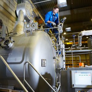 Druckkesselüberprüfung einer Maschine mit Then-Airflow-Technik. Sie transportiert die Textilien nicht mit der Farbflüssigkeit, sondern auf einem Luftkissen durch die Maschine, was den Wasserverbrauch um 75  und die Prozesszeiten um gut 50 % reduziert.