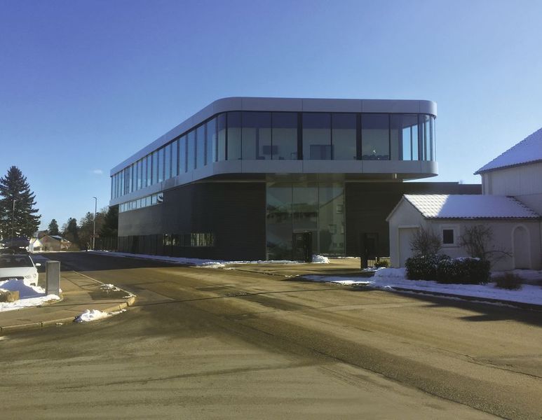 Der aktuell letzte Meilenstein entstand 2017 mit der modernen Produktion: Ein neues Kundencenter und eine Möbelproduktion mit vernetzer Anlage. (Bild: erfi)