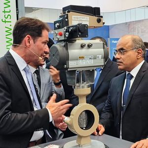 Sorgt weltweit für Interesse: Auch der sadische Industrieminister (rechts)  informiert sich über Ventile aus Frankfurt.(Bild:  PROCESS)