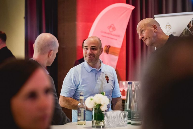 Im Rahmen des Networking-Dinners zum EMS-Tag 2024 wurde das Netzwerk erweitert, fein diniert und Champagner probiert. (Bild: Stefan Bausewein)