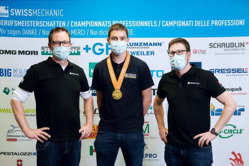 Fabian Leuenberger und die Experten bei der Siegerehrung. (Bild: © Manu Friederich)