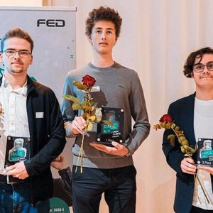Namensgeber: Der FED-Award PAUL ist nach Eisler benannt und wird an junge Ingenieure und Tüftler vergeben. Den PAUL Award 2025 erhielten (v.l.n.r.) Johannes Sirch, Jonathan Westphal und David Vacaroiu.(Bild:  FED)