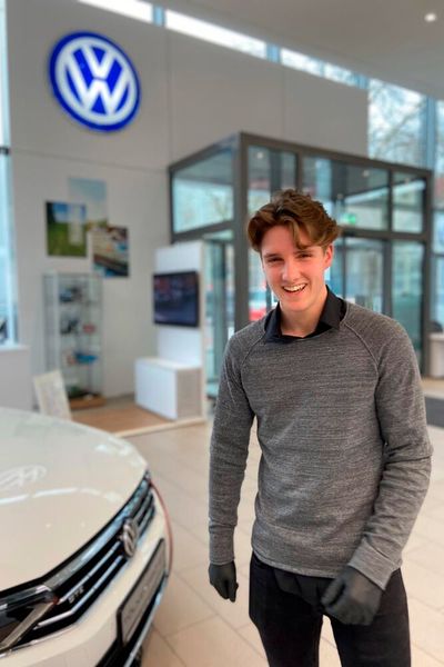 Gut gelaunt und mit Handschuhen geschützt: Serviceberater Francisco Olmo. (Bild: Tölke & Fischer GmbH & Co. KG )