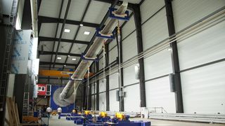 Rund vier Monate wurde am Fraunhofer-Institut für Windenergie und Energiesystemtechnik (IWES) ein mit Macroplast UK 1340 hergestelltes Enercon Rotorblatt im Langzeittest Belastungen ausgesetzt, die normalerweise in einem Zeitraum von 20 Jahren auftreten.  (Bild: Henkel)
