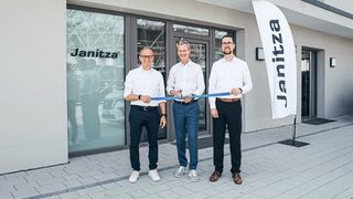 CEO Axel Hessenkämper, Inhaber Markus Janitza und Bereichsleiter für das Produktmanagement Thomas Hilbig bei der Eröffnung der Betriebsstätte Appenweier (Bild: Janitza Electronics GmbH)