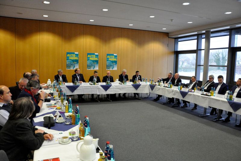 Im Vorfeld der Messe fand das Freiburger Automobilgespräch statt, zu dem neben Händlern und Herstellervertretern auch Politiker geladen waren. (Bild: Wehner/»kfz-betrieb«)