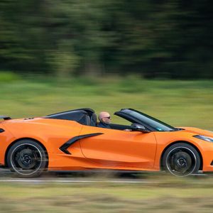 Hinter dem Rücken des Fahrers arbeitet der Achtzylinder mit seinem fast schon archaischen Hubraum von 6,2 Litern.(Bild:  Chevrolet)