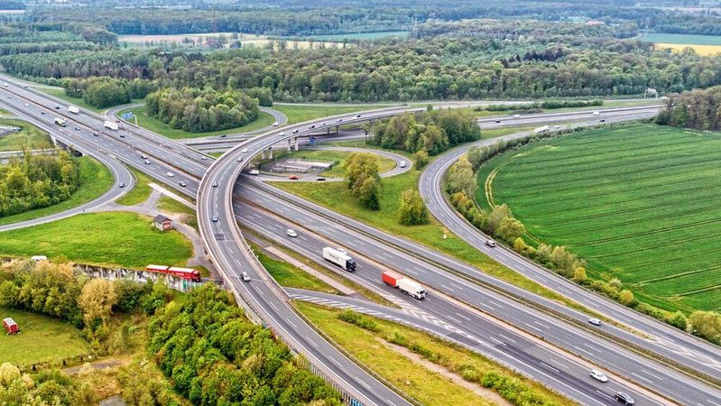 Bundesverkehrsminister Patrick Schnieder hat die Gelder für große Straßenbau-Projekte freigegeben. Der Ausbau und Lüclenschluss von Autobahnen kann beginnen.(Bild:  Autobahnkreuz Münster-Süd (A1) /Dirk Vorderstraße / CC BY )