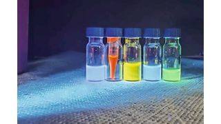 Lumineszenz-Farbstoffe leuchten unter UV-Licht. Eine neue Methode soll hingegen ausschließlich erfolgreich markierte Biomoleküle leuchten lassen. (Bild: Dongchen Du)