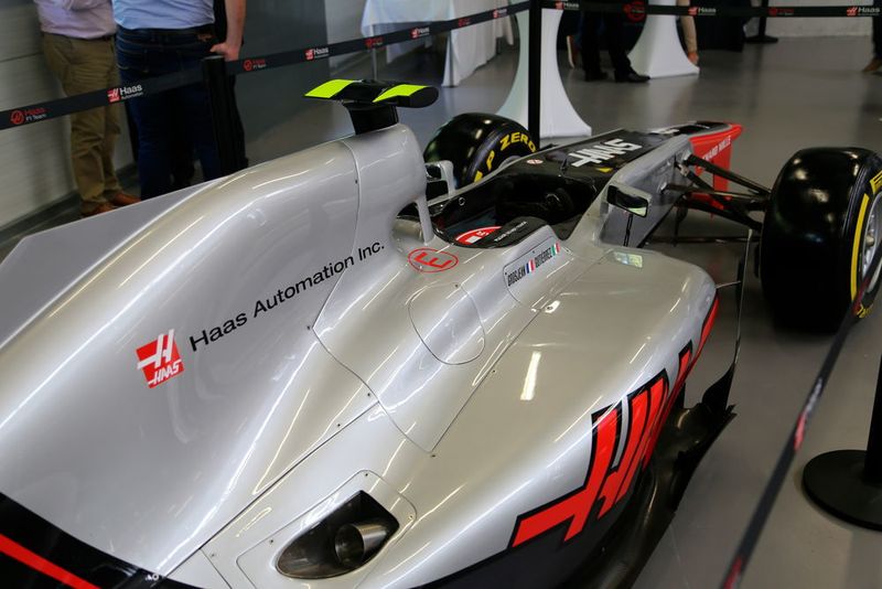 Portes ouvertes chez URMA à l'occasion du passage du grand patron Gene Haas et de Romain Grosjean, le pilote de F1 tournant dans l'écurie Haas. (JR Gonthier)