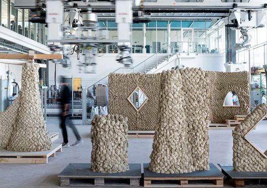 Wie man mit dem Know-how zur additiven Fertigung und Robtertechnik auf günstige Art und Weise zu Haus & Co. kommen kann, zeigen Zürcher Forscher. Sie drucken nämlich Mauern und Gebäude aus Erdmischungen oder Lehm.(Bild:  ETH Zürich)