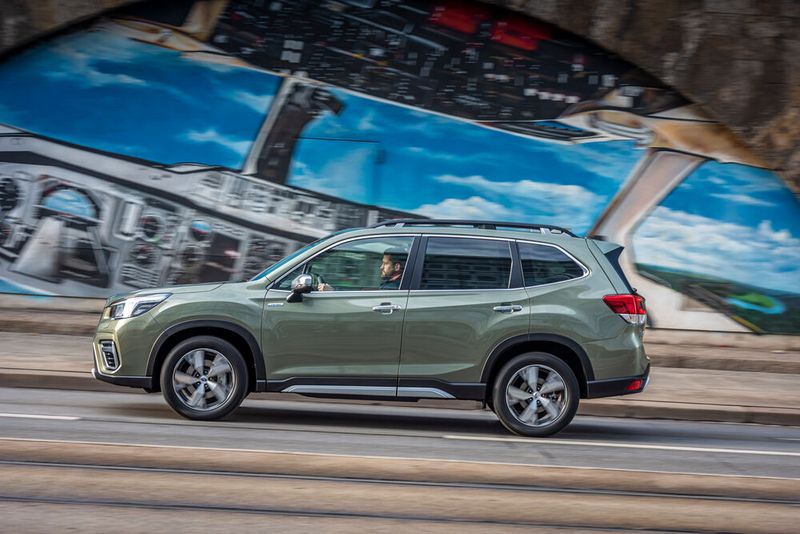 Das SUV kann immerhin 1,6 Kilometer und bis zu 40 km/h rein elektrisch fahren.

 (Bild: Subaru)