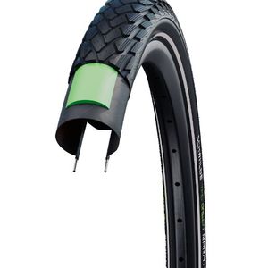 Der Green Marathon wurde im Jahr 2023 vorgestellt und ist der weltweit erste Fahrradreifen, der unter anderem aus gebrauchten Reifen hergestellt wurde. Dabei greift Schwalbe auf recycelten Ruß (recovered Carbon Black) aus seinem eigenen Reifenrecyclingprozess zurück. Er ersetzt zu 100% fossil hergestellten Industrieruß. Auf diesem Weg werden 80% CO₂-Äquivalente (CO₂eq) eingespart. Das rCB kommt direkt von der Pyrum Innovations AG, dem Unternehmen, bei dem der eigentliche Recyclingprozess im Saarland stattfindet.(Bild:  Schwalbe)