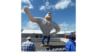 Buddy ist der Frontman des DKV Euro Service, der seit über 75 Jahren zu den führenden Dienstleistern für das Logistik- und Transportgewerbe gehört. Bild: DKV Euro Service (Archiv: Vogel Business Media)