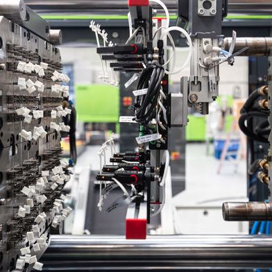 Was man hier sieht, ist eine Fakuma-Premiere: Der neue kompakte Roboter Viper 6, der im Rahmen des Steckerfertigungs-Exponats die Angüsse entnimmt. (Bild: Engel)