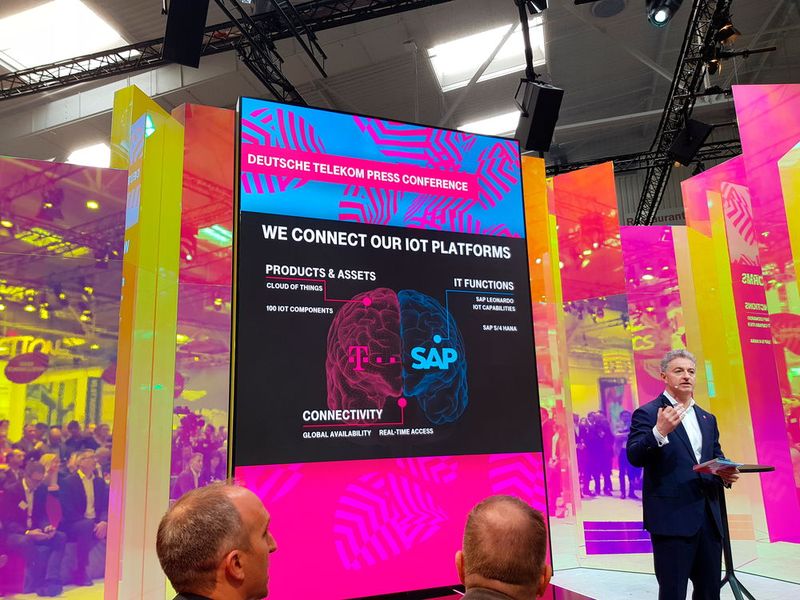Deutsche Telekom  Die Telekom zeigte wie  Unternehmen ihre Planung, Fertigung, Services & Logistik effizienter machen. Interesse weckten auch die Möglichkeiten, die der neue Mobilfunstandard 5G Unternehmen zukünftig eröffnet. Die Telekom präsentierte dies am Beispiel des gerade live geschalteten Campus-Netzes von Osram.  Im Bild ist der CEO von T-Systems International, Adel al Saleh zu sehen, der ankündigte, dass die Telekom ihre  IoT-Plattform zukünftig mit SAP-Leonardo verbinden wird. Mehr Informationen unter www.telekom.de (Bild: Vogel Communications Group)