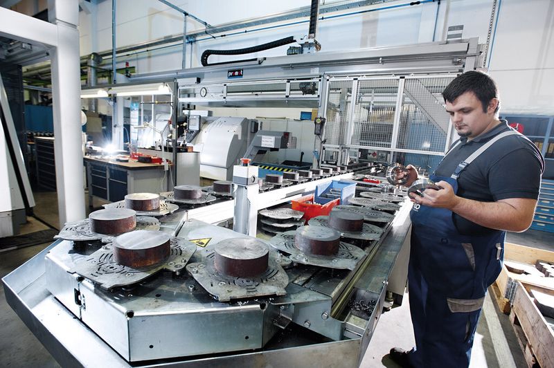 In der Produktion wird soweit sinnvoll automatisiert, z.B. bei der Herstellung von Einzelteilen von Spindelhubelementen SHE der Marke Pfaff-silberblau. Im Bild: CNC-Drehmaschine mit Bestückungsautomat. (Bild: Columbus McKinnon)