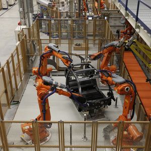 Ist das die Zukunft? ABB-Roboter bearbeiten das CFK-Life-Modul des BMW i3 im Werk Leipzig.